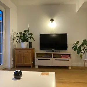 Apartment Charming 3 Bed For Family Or Business Stays, Great Location, Free Parking, Park Views, Sleeps 5!, Ashford (Surrey)